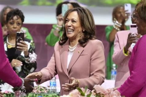 Tens of thousands of Black women mobilize to support Kamala .